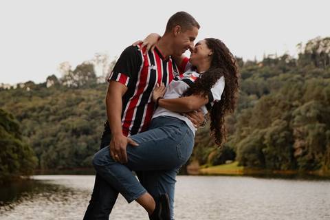 As melhores ideias e inspirações criativas de fotos de ensaio pré casamento registradas por fotógrafos profissionais de eventos da empresa Criativus Foto e Vídeo na Aldeia da Serra'