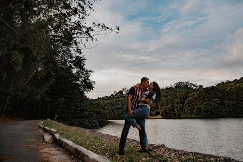 As melhores ideias e inspirações criativas de fotos de ensaio pré casamento registradas por fotógrafos profissionais de eventos da empresa Criativus Foto e Vídeo na Aldeia da Serra'