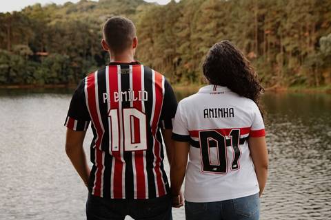 As melhores ideias e inspirações criativas de fotos de ensaio pré casamento registradas por fotógrafos profissionais de eventos da empresa Criativus Foto e Vídeo na Aldeia da Serra'