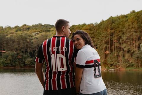 As melhores ideias e inspirações criativas de fotos de ensaio pré casamento registradas por fotógrafos profissionais de eventos da empresa Criativus Foto e Vídeo na Aldeia da Serra'