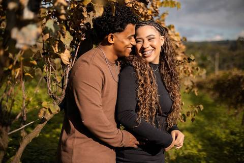 As melhores ideias e inspirações criativas de fotos de ensaio pré casamento registradas por fotógrafos profissionais de eventos da empresa Criativus Foto e Vídeo na Vinícola XV de Novembro em São Roque'