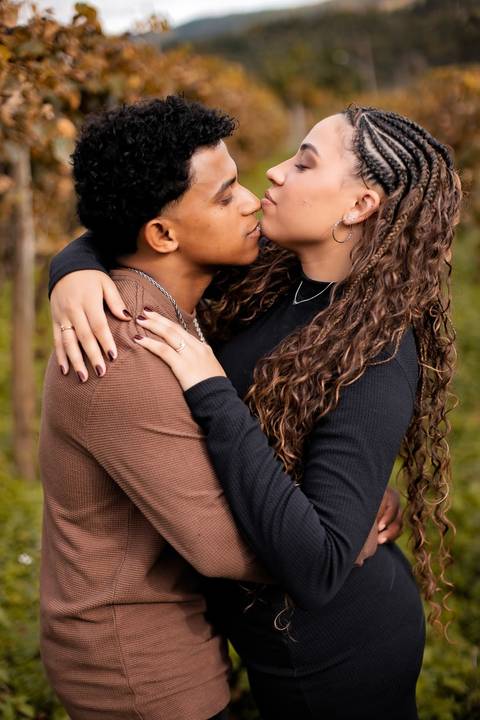 As melhores ideias e inspirações criativas de fotos de ensaio pré casamento registradas por fotógrafos profissionais de eventos da empresa Criativus Foto e Vídeo na Vinícola XV de Novembro em São Roque'