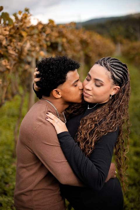 As melhores ideias e inspirações criativas de fotos de ensaio pré casamento registradas por fotógrafos profissionais de eventos da empresa Criativus Foto e Vídeo na Vinícola XV de Novembro em São Roque'