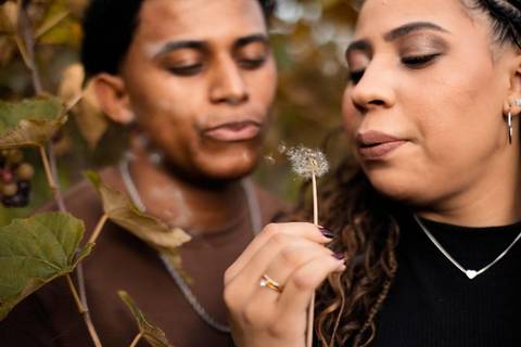 As melhores ideias e inspirações criativas de fotos de ensaio pré casamento registradas por fotógrafos profissionais de eventos da empresa Criativus Foto e Vídeo na Vinícola XV de Novembro em São Roque'