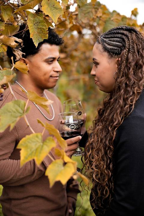 As melhores ideias e inspirações criativas de fotos de ensaio pré casamento registradas por fotógrafos profissionais de eventos da empresa Criativus Foto e Vídeo na Vinícola XV de Novembro em São Roque'