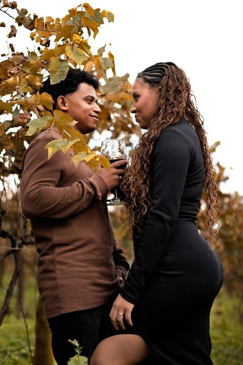 As melhores ideias e inspirações criativas de fotos de ensaio pré casamento registradas por fotógrafos profissionais de eventos da empresa Criativus Foto e Vídeo na Vinícola XV de Novembro em São Roque'