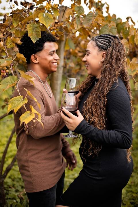 As melhores ideias e inspirações criativas de fotos de ensaio pré casamento registradas por fotógrafos profissionais de eventos da empresa Criativus Foto e Vídeo na Vinícola XV de Novembro em São Roque'