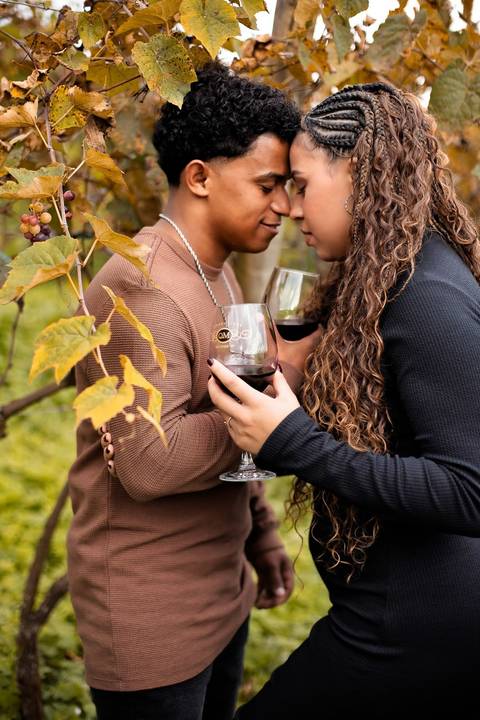 As melhores ideias e inspirações criativas de fotos de ensaio pré casamento registradas por fotógrafos profissionais de eventos da empresa Criativus Foto e Vídeo na Vinícola XV de Novembro em São Roque'