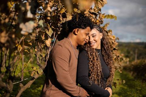 As melhores ideias e inspirações criativas de fotos de ensaio pré casamento registradas por fotógrafos profissionais de eventos da empresa Criativus Foto e Vídeo na Vinícola XV de Novembro em São Roque'