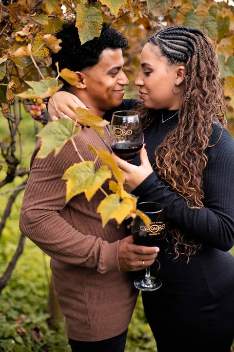 As melhores ideias e inspirações criativas de fotos de ensaio pré casamento registradas por fotógrafos profissionais de eventos da empresa Criativus Foto e Vídeo na Vinícola XV de Novembro em São Roque'