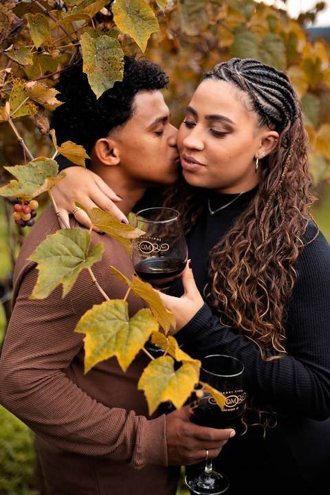 As melhores ideias e inspirações criativas de fotos de ensaio pré casamento registradas por fotógrafos profissionais de eventos da empresa Criativus Foto e Vídeo na Vinícola XV de Novembro em São Roque'