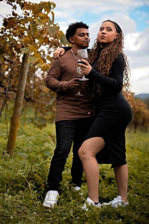 As melhores ideias e inspirações criativas de fotos de ensaio pré casamento registradas por fotógrafos profissionais de eventos da empresa Criativus Foto e Vídeo na Vinícola XV de Novembro em São Roque'