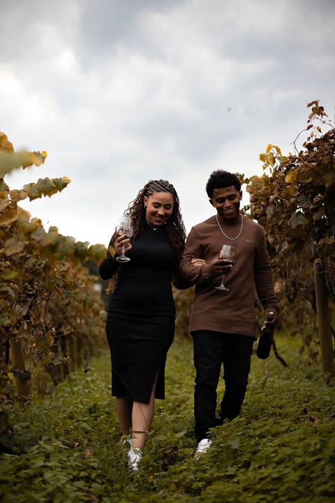 As melhores ideias e inspirações criativas de fotos de ensaio pré casamento registradas por fotógrafos profissionais de eventos da empresa Criativus Foto e Vídeo na Vinícola XV de Novembro em São Roque'