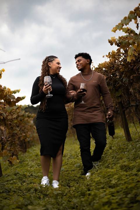 As melhores ideias e inspirações criativas de fotos de ensaio pré casamento registradas por fotógrafos profissionais de eventos da empresa Criativus Foto e Vídeo na Vinícola XV de Novembro em São Roque'