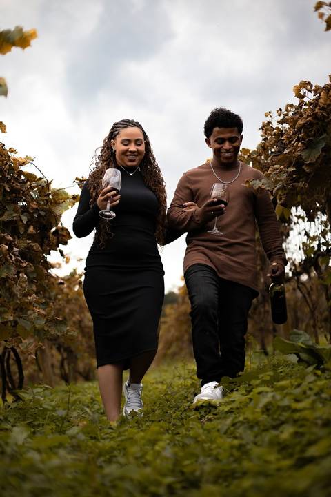 As melhores ideias e inspirações criativas de fotos de ensaio pré casamento registradas por fotógrafos profissionais de eventos da empresa Criativus Foto e Vídeo na Vinícola XV de Novembro em São Roque'