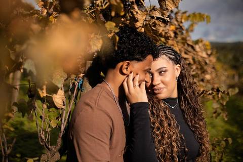 As melhores ideias e inspirações criativas de fotos de ensaio pré casamento registradas por fotógrafos profissionais de eventos da empresa Criativus Foto e Vídeo na Vinícola XV de Novembro em São Roque'