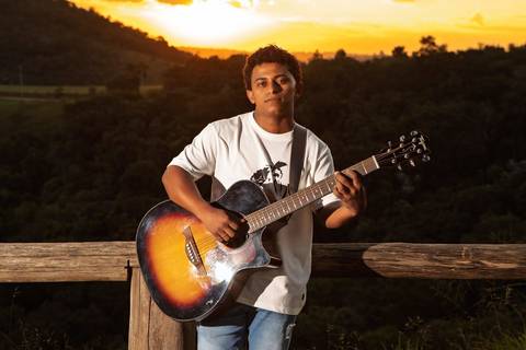 As melhores ideias e inspirações criativas de fotos de ensaio pré casamento registradas por fotógrafos profissionais de eventos da empresa Criativus Foto e Vídeo no Mirante do Saboó em São Roque'