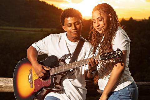 As melhores ideias e inspirações criativas de fotos de ensaio pré casamento registradas por fotógrafos profissionais de eventos da empresa Criativus Foto e Vídeo no Mirante do Saboó em São Roque'