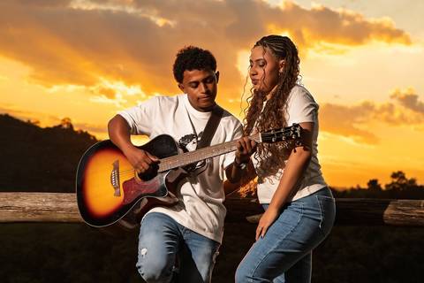 As melhores ideias e inspirações criativas de fotos de ensaio pré casamento registradas por fotógrafos profissionais de eventos da empresa Criativus Foto e Vídeo no Mirante do Saboó em São Roque'