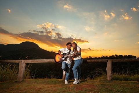 As melhores ideias e inspirações criativas de fotos de ensaio pré casamento registradas por fotógrafos profissionais de eventos da empresa Criativus Foto e Vídeo no Mirante do Saboó em São Roque'