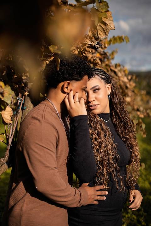 As melhores ideias e inspirações criativas de fotos de ensaio pré casamento registradas por fotógrafos profissionais de eventos da empresa Criativus Foto e Vídeo na Vinícola XV de Novembro em São Roque'