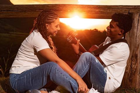 As melhores ideias e inspirações criativas de fotos de ensaio pré casamento registradas por fotógrafos profissionais de eventos da empresa Criativus Foto e Vídeo no Mirante do Saboó em São Roque'