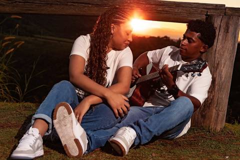 As melhores ideias e inspirações criativas de fotos de ensaio pré casamento registradas por fotógrafos profissionais de eventos da empresa Criativus Foto e Vídeo no Mirante do Saboó em São Roque'