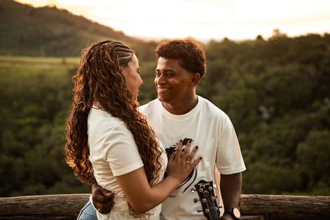 As melhores ideias e inspirações criativas de fotos de ensaio pré casamento registradas por fotógrafos profissionais de eventos da empresa Criativus Foto e Vídeo no Mirante do Saboó em São Roque'