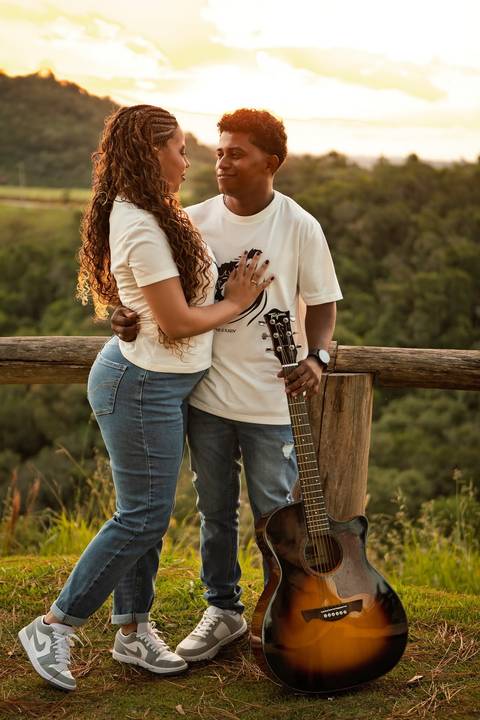 As melhores ideias e inspirações criativas de fotos de ensaio pré casamento registradas por fotógrafos profissionais de eventos da empresa Criativus Foto e Vídeo no Mirante do Saboó em São Roque'