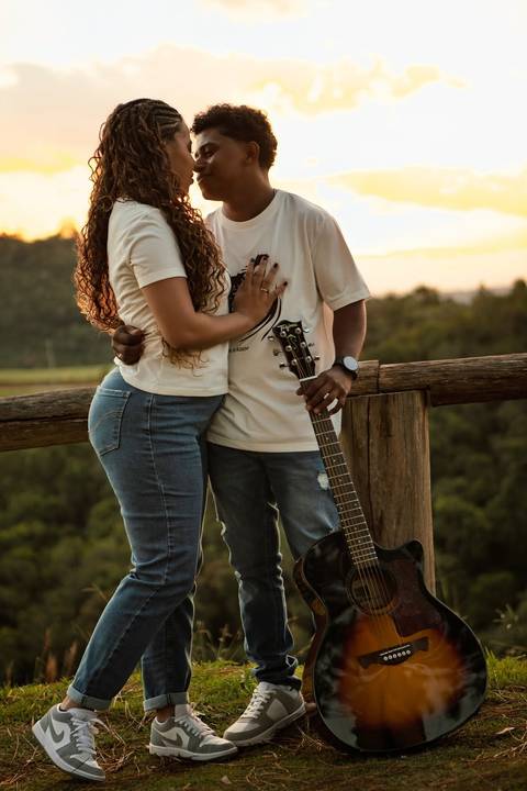 As melhores ideias e inspirações criativas de fotos de ensaio pré casamento registradas por fotógrafos profissionais de eventos da empresa Criativus Foto e Vídeo no Mirante do Saboó em São Roque'