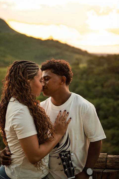 As melhores ideias e inspirações criativas de fotos de ensaio pré casamento registradas por fotógrafos profissionais de eventos da empresa Criativus Foto e Vídeo no Mirante do Saboó em São Roque'