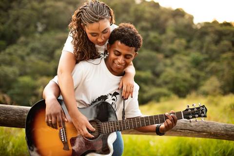 As melhores ideias e inspirações criativas de fotos de ensaio pré casamento registradas por fotógrafos profissionais de eventos da empresa Criativus Foto e Vídeo no Mirante do Saboó em São Roque'