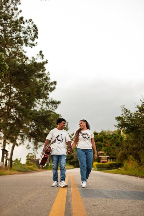 As melhores ideias e inspirações criativas de fotos de ensaio pré casamento registradas por fotógrafos profissionais de eventos da empresa Criativus Foto e Vídeo no Mirante do Saboó em São Roque'