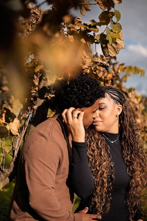 As melhores ideias e inspirações criativas de fotos de ensaio pré casamento registradas por fotógrafos profissionais de eventos da empresa Criativus Foto e Vídeo na Vinícola XV de Novembro em São Roque'