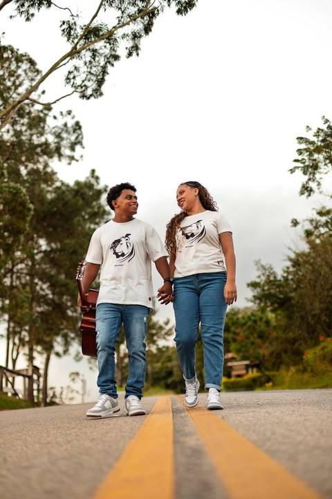 As melhores ideias e inspirações criativas de fotos de ensaio pré casamento registradas por fotógrafos profissionais de eventos da empresa Criativus Foto e Vídeo no Mirante do Saboó em São Roque'