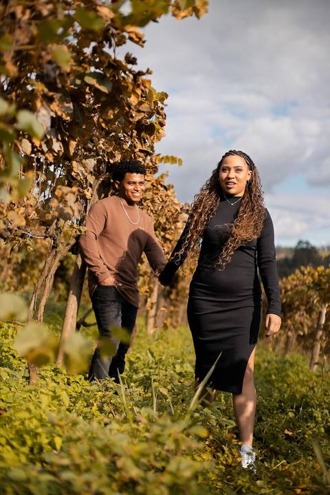 As melhores ideias e inspirações criativas de fotos de ensaio pré casamento registradas por fotógrafos profissionais de eventos da empresa Criativus Foto e Vídeo na Vinícola XV de Novembro em São Roque'