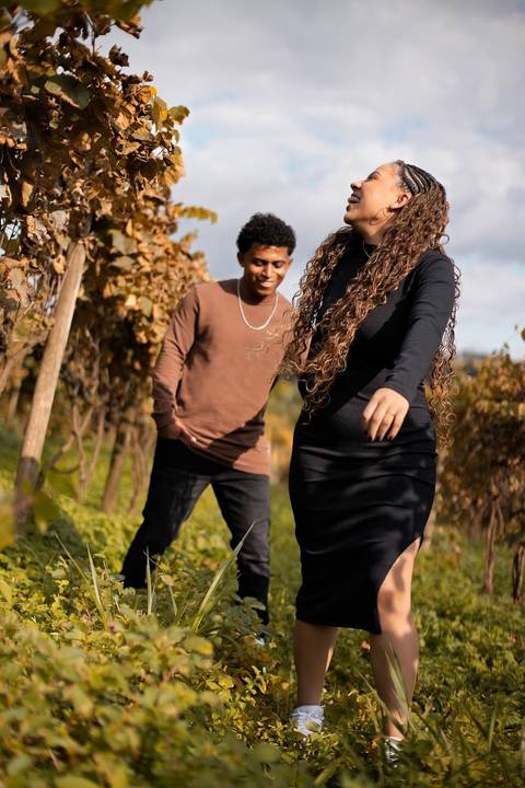 As melhores ideias e inspirações criativas de fotos de ensaio pré casamento registradas por fotógrafos profissionais de eventos da empresa Criativus Foto e Vídeo na Vinícola XV de Novembro em São Roque'