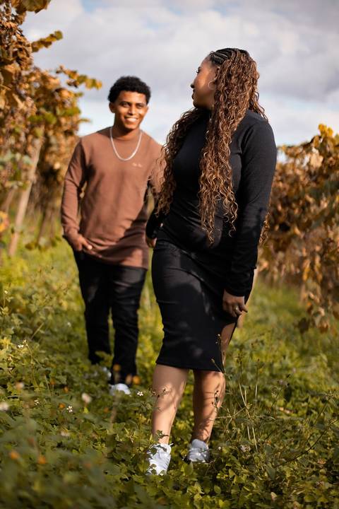 As melhores ideias e inspirações criativas de fotos de ensaio pré casamento registradas por fotógrafos profissionais de eventos da empresa Criativus Foto e Vídeo na Vinícola XV de Novembro em São Roque'