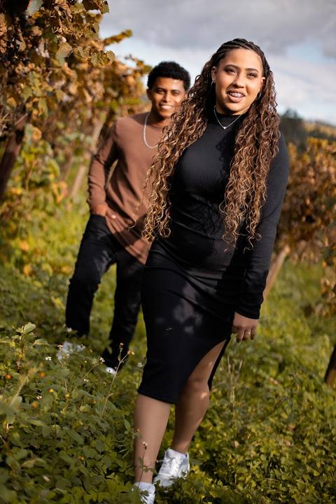 As melhores ideias e inspirações criativas de fotos de ensaio pré casamento registradas por fotógrafos profissionais de eventos da empresa Criativus Foto e Vídeo na Vinícola XV de Novembro em São Roque'