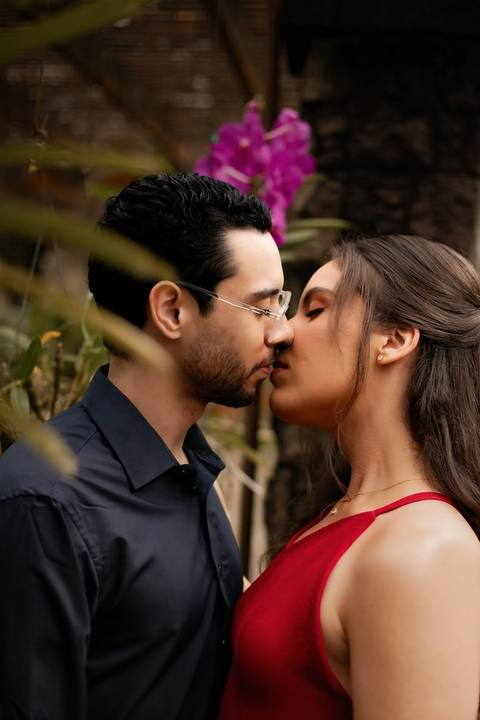 As melhores ideias e inspirações criativas de fotos de ensaio pré casamento registradas por fotógrafos profissionais de eventos da empresa Criativus Foto e Vídeo no  Jardim Botânico '