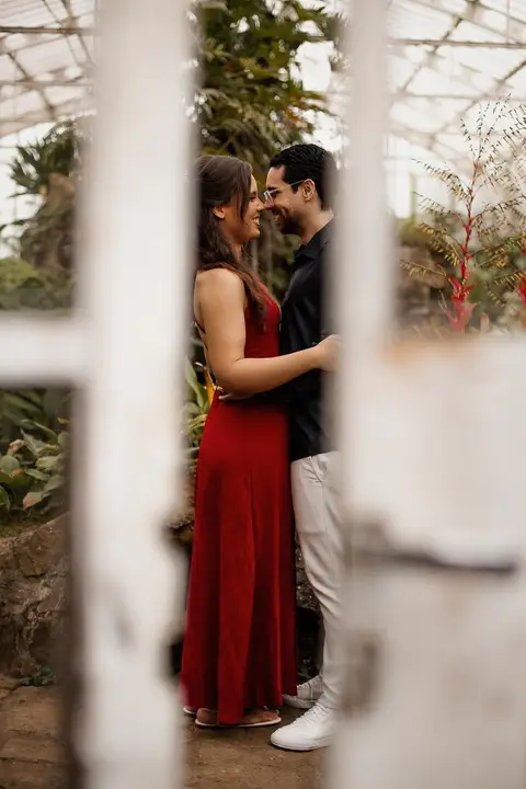 As melhores ideias e inspirações criativas de fotos de ensaio pré casamento registradas por fotógrafos profissionais de eventos da empresa Criativus Foto e Vídeo no  Jardim Botânico '