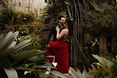 As melhores ideias e inspirações criativas de fotos de ensaio pré casamento registradas por fotógrafos profissionais de eventos da empresa Criativus Foto e Vídeo no  Jardim Botânico '