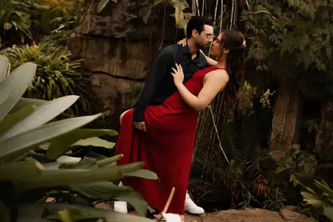 As melhores ideias e inspirações criativas de fotos de ensaio pré casamento registradas por fotógrafos profissionais de eventos da empresa Criativus Foto e Vídeo no  Jardim Botânico '