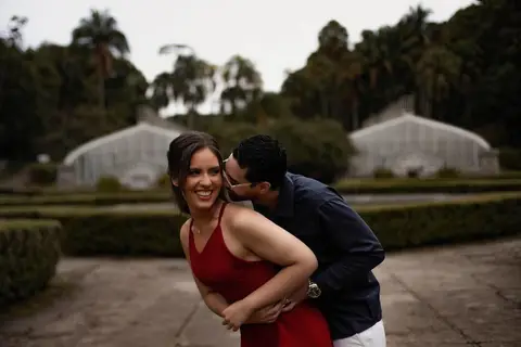 As melhores ideias e inspirações criativas de fotos de ensaio pré casamento registradas por fotógrafos profissionais de eventos da empresa Criativus Foto e Vídeo no  Jardim Botânico '
