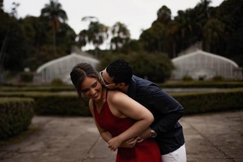 As melhores ideias e inspirações criativas de fotos de ensaio pré casamento registradas por fotógrafos profissionais de eventos da empresa Criativus Foto e Vídeo no  Jardim Botânico '