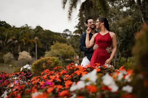 As melhores ideias e inspirações criativas de fotos de ensaio pré casamento registradas por fotógrafos profissionais de eventos da empresa Criativus Foto e Vídeo no  Jardim Botânico '