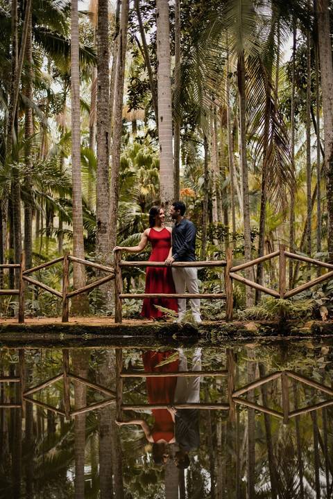 As melhores ideias e inspirações criativas de fotos de ensaio pré casamento registradas por fotógrafos profissionais de eventos da empresa Criativus Foto e Vídeo no  Jardim Botânico '