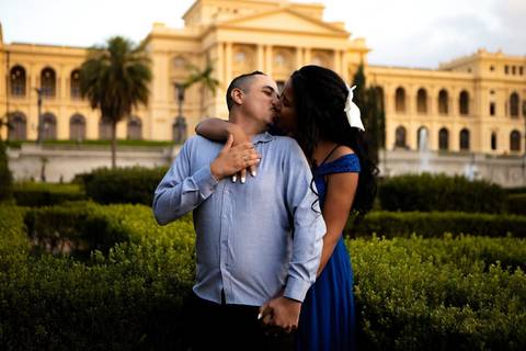 As melhores ideias e inspirações criativas de fotos de ensaio pré casamento registradas por fotógrafos profissionais de eventos da empresa Criativus Foto e Vídeo no Museu do Ipiranga'