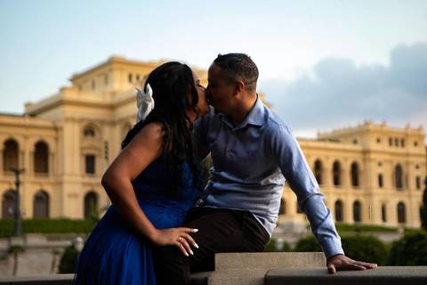As melhores ideias e inspirações criativas de fotos de ensaio pré casamento registradas por fotógrafos profissionais de eventos da empresa Criativus Foto e Vídeo no Museu do Ipiranga'