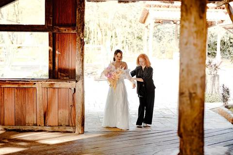 As melhores ideias e inspirações criativas de fotos de casamento registradas por fotógrafos profissionais de eventos da empresa Criativus Foto e Vídeo noiva com Assessora Criativus Assessoria'